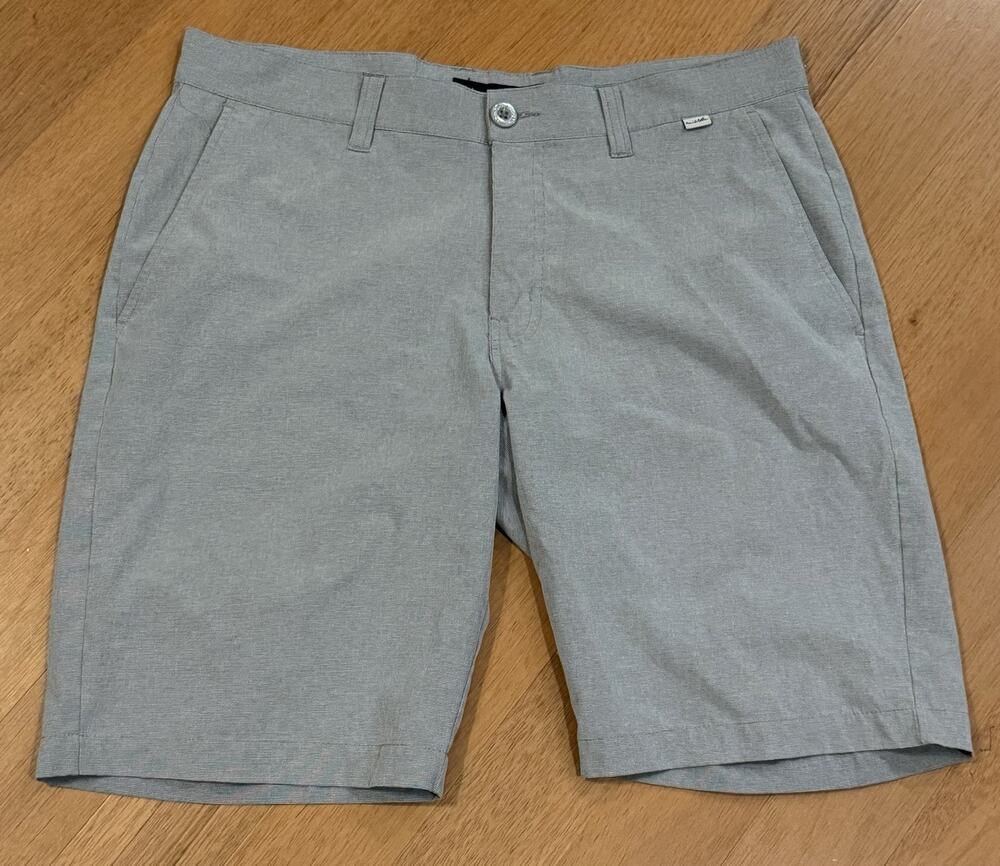 Travis Mathew Shorts Mens 34 Gray Check Chino Golf Casual 10 Inseam Stretch EUC